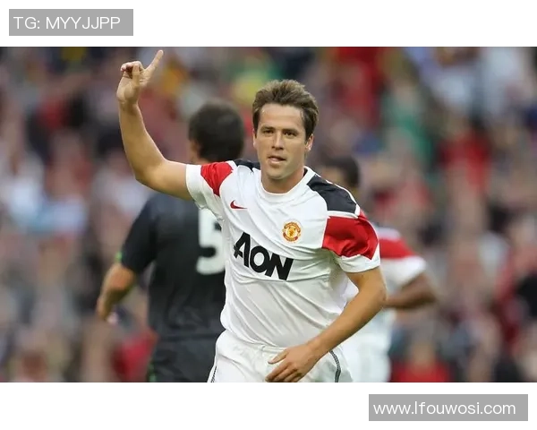 长发足球男神征战绿茵场，风采与实力并存的足球传奇